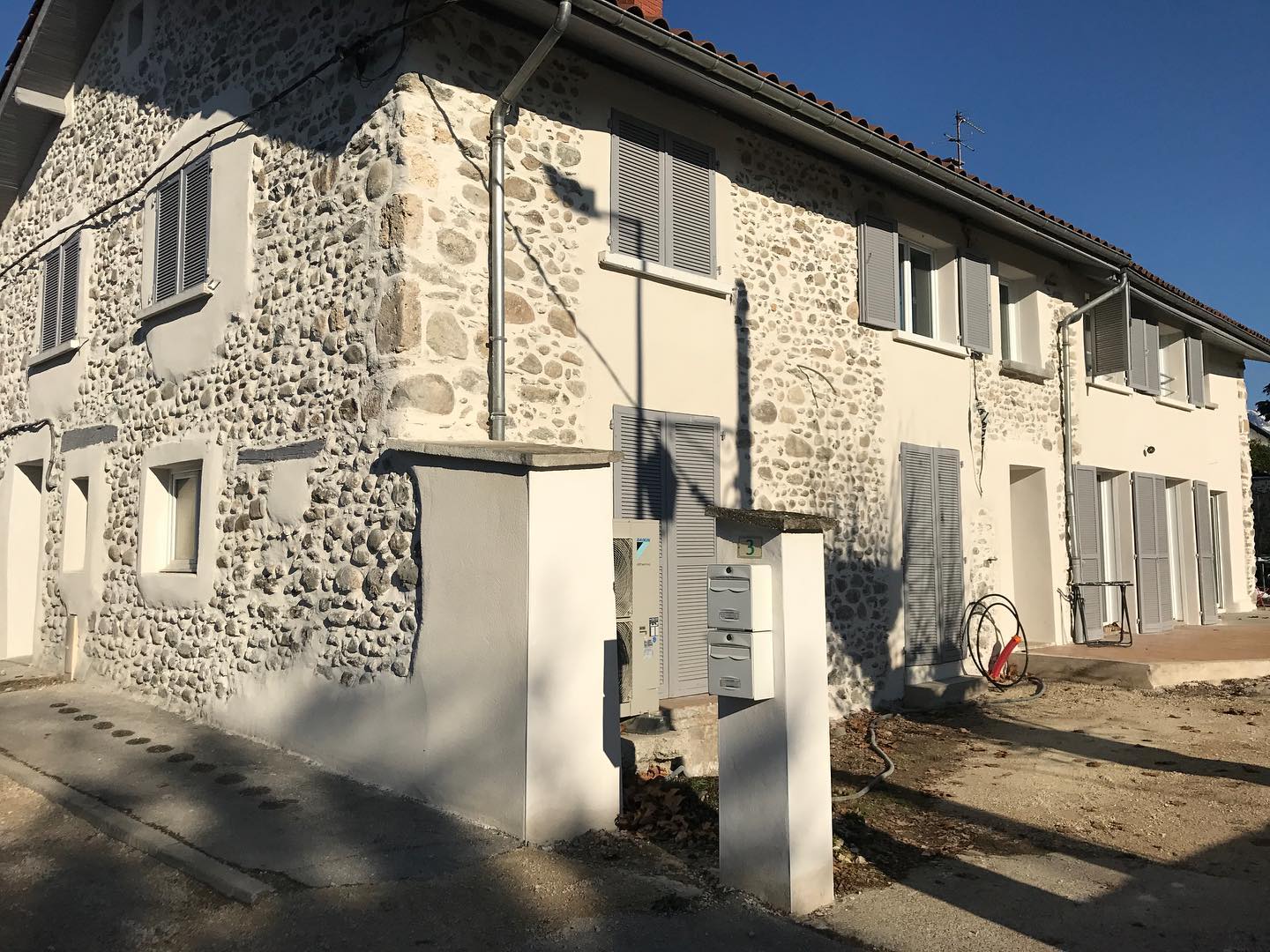 Rénovation de la façade d’un bâti ancien avec techniques traditionnelles